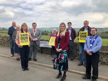 Miriam Cates MP campaigning at Hollin Busk